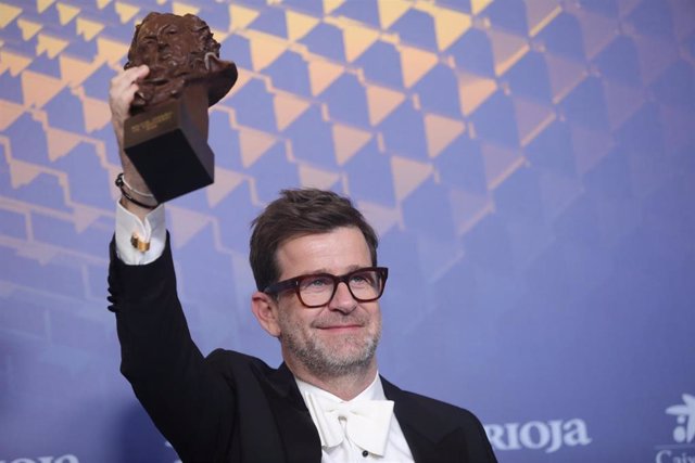 El ganador a Mejor Diseño de Vestuario por 'Modelo 77', Fernando García, posa con su premio durante la gala de la 37 edición de los Premios Goya en el Palacio de Congresos y Exposiciones. 