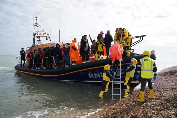 Archivo - Migrantes cruzan el Canal de la Mancha 