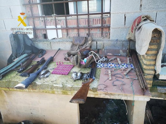 Medios de caza sin autorización y de uso prohibido incautados en una parcela de Sanlúcar la Mayor.