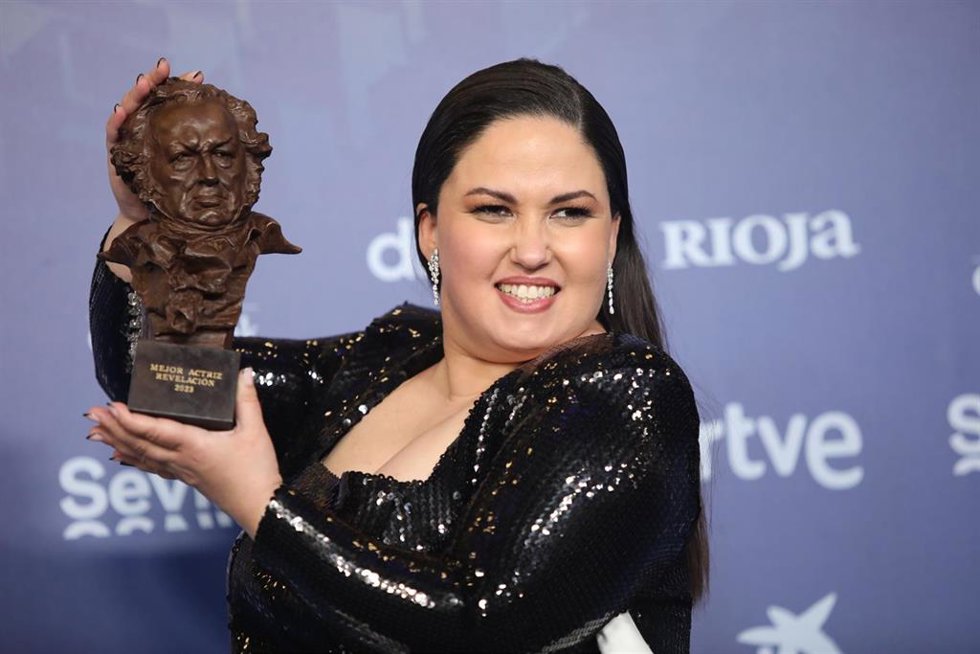 La ganadora a Mejor Actriz Revelación por 'Cerdita' , Laura Galán, posa con su premio durante la gala de la 37 edición de los Premios Goya en el Palacio de Congresos y Exposiciones FIBES, a 11 de febrero de 2023, en Sevilla, Andalucía (España). La Acade