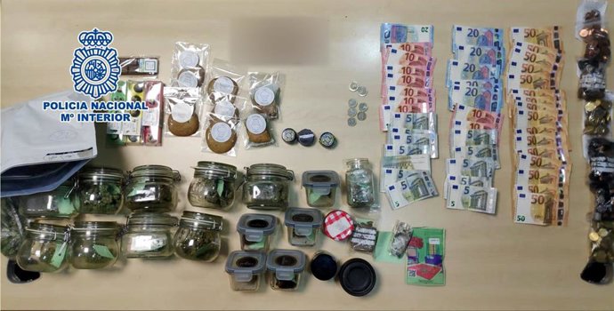 Dos detenidos tras intervenirles 76 gramos de marihuana, 122 gramos de hachís y alimentos con THC
