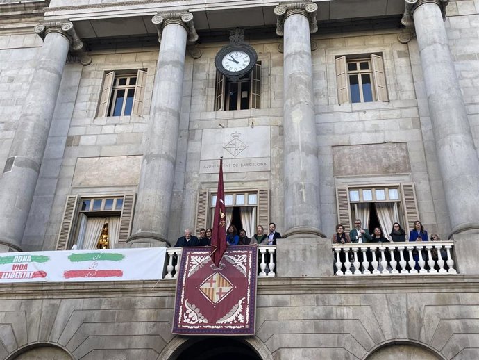 Colau, Bonet, Batlle, Maragall, Munté y otros representantes municipales colocan el pendón de Santa Eullia en el balcón del Ayuntamiento de Barcelona