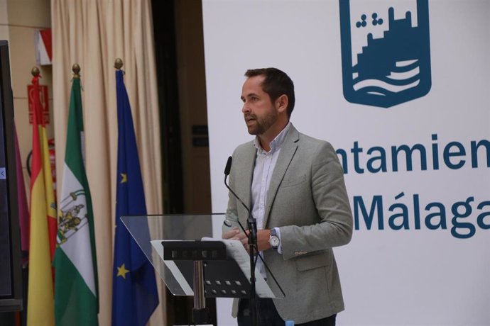 Archivo - El concejal del Área de Educación, Juventud y Fomento del Empleo, Luis Verde, en rueda de prensa en una imagen de archivo 