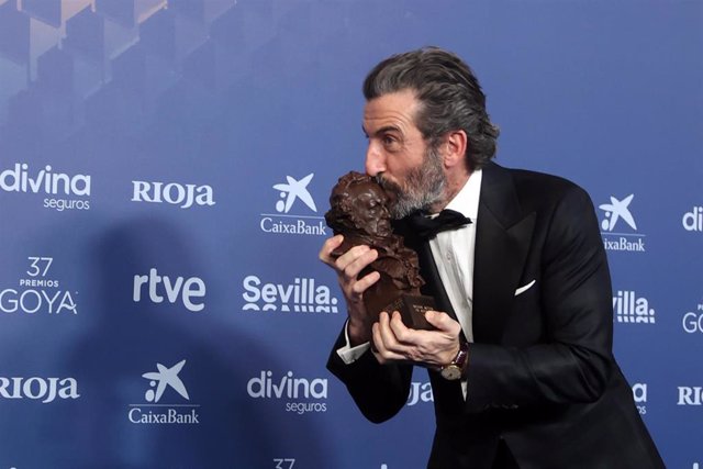 11 February 2023, Spain, Seville: Luis Zahera poses with the Best Supporting Actor Award in after the gala of the 37th edition of the Goya Awards, Spain's main national film awards