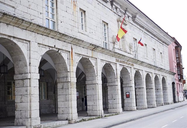 Archivo - Exterior del Parlamento de Cantabria.- Archivo