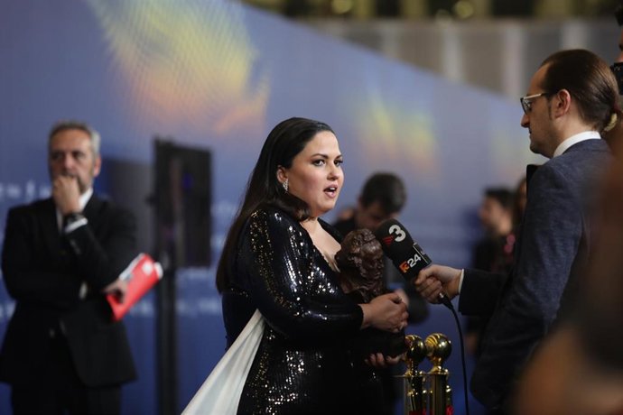 La ganadora a Mejor Actriz Revelación por 'Cerdita' , Laura Galán, posa con su premio durante la gala de la 37 edición de los Premios Goya en el Palacio de Congresos y Exposiciones FIBES, a 11 de febrero de 2023, en Sevilla, Andalucía (España). La Acade