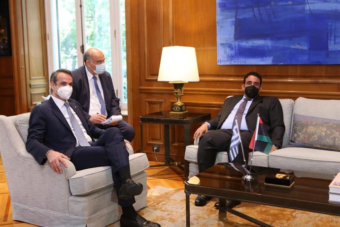 Archivo - El primer ministro de Grecia, Kyriakos Mitsotakis (i), en una reunión con el presidente del Consejo Presidencial de Libia, Mohamed Menfi (d)