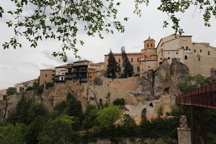 Archivo - Trabajos en la calle Canónigos de Cuenca, en el entorno de las Casas Colgadas, tras su derrumbe