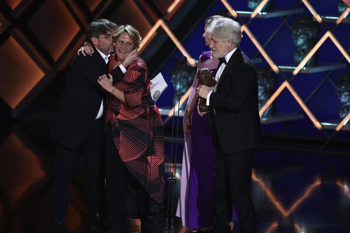 Gaizka Urresti y Paula Labordeta reciben el Goya a mejor película documental por 'Labordeta, un hombre sin más', en la 37 edición de los Premios Goya.