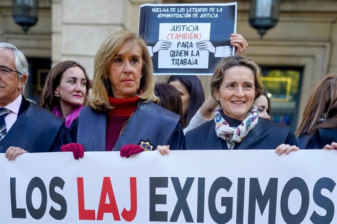 Concentración de los Letrados de la Administración de Justicia (LAJ) con motivo de la huelga promovida entre el colectivo (Sevilla)