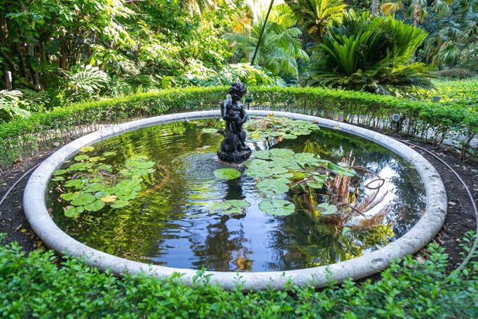 Archivo - Fuente del Tritón del Jardín Botánico-Histórico de La Concepción de Málaga, dañada tras el impacto de un vehículo