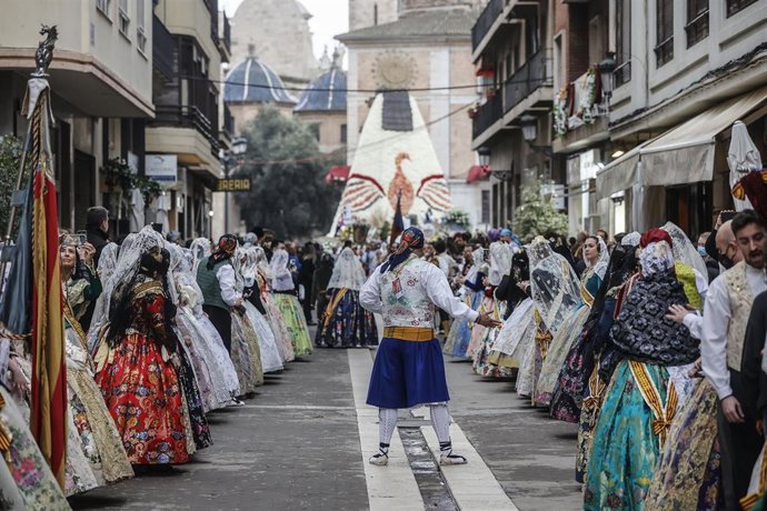 Archivo - Las falleras durante el desfile de la Ofrenda a la Virgen de los Desamparados