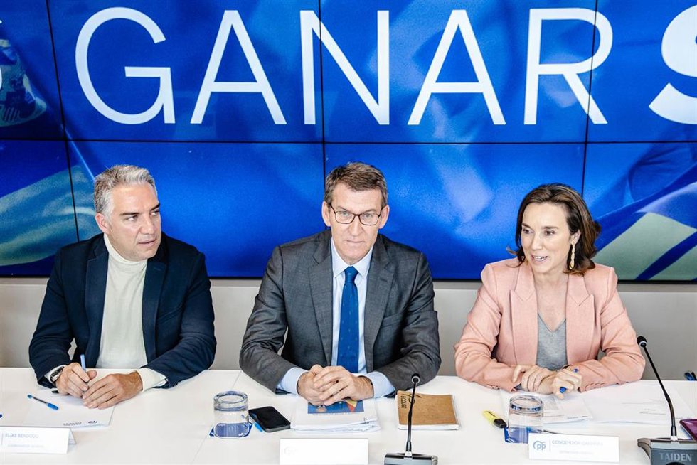 (I-D) El coordinador general del PP, Elías Bendodo; el presidente del Partido Popular, Alberto Núñez Feijóo, y la secretaria general del PP, Cuca Gamarra, se reúnen antes de presidir el Comité Ejecutivo Nacional del PP, en la sede nacional del PP, a 30 