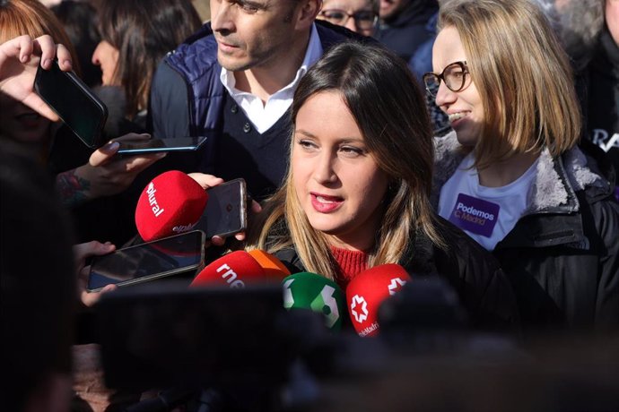 La portavoz de Unidas Podemos en la Asamblea de Madrid, Alejandra Jacinto, realiza declaraciones a los medios antes de marchar hacia Cibeles desde la columna de Legazpi durante una manifestación contra el desmantelamiento de la Sanidad Pública, a 12 de 