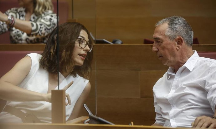Archivo - Los diputados de Compromís, Aitana Mas y Joan Baldoví, durante un debate sobre el modelo de financiación autonómica