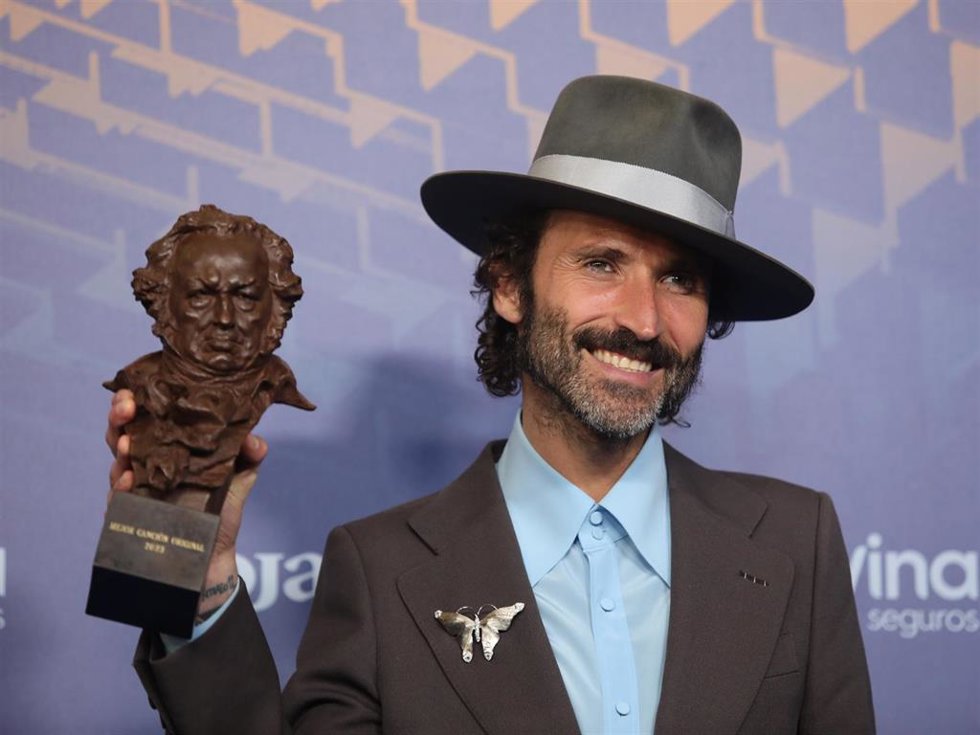 El ganador a Mejor Canción Original por 'Sintiéndolo Mucho', Leiva, posa con su premio durante la gala de la 37 edición de los Premios Goya en el Palacio de Congresos y Exposiciones FIBES, a 11 de febrero de 2023, en Sevilla, Andalucía (España).