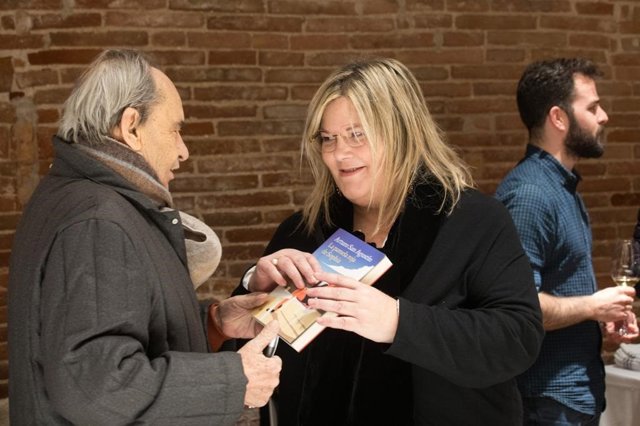 El escritor y la editora durante la presentación