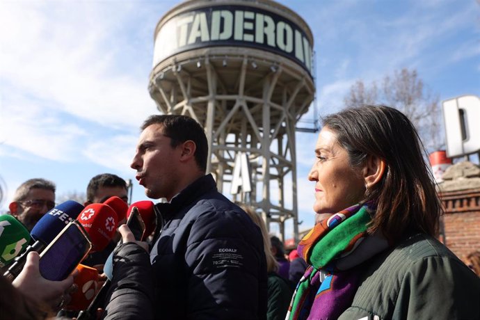 La ministra de Industria, Comercio y Turismo y alcaldable de Madrid, Reyes Maroto, y el portavoz del PSOE en la Asamblea de Madrid, Juan Lobato, realizan declaraciones antes de marchar hacia Cibeles desde la columna de Legazpi durante una manifestación 