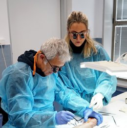 En La Imagen, Los Doctores Sergio Urbelt E Inmaculada Martínez, Especialistas En Cirugía De La Mano Del Área De Salud IX, Que Participaron En El Curso.