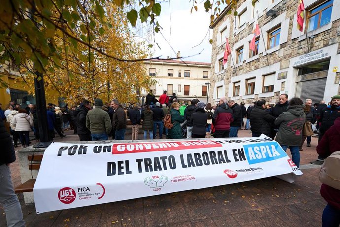 Un cartel de 'Por un convenio digno y por la mejora del trato laboral en Aspla'.- Archivo