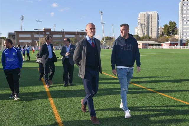 Muñoz visita el renovado campo de césped artificial del CD San Pablo y se reúne con responsables de clubes deportivos que utilizan estas instalaciones municipales.