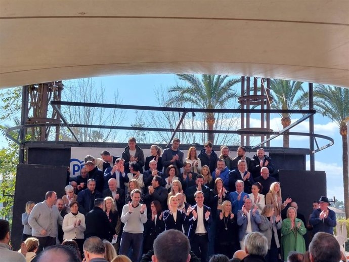 El portavoz del Comité de campaña del PP a nivel nacional, Borja Sémper, la presidenta del Partido en Baleares, Marga Prohens, y el presidente insular, Lloren Galmés, con los candidatos 'populares' a las alcaldías de Mallorca