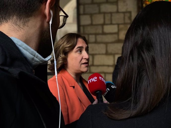 L'alcaldessa de Barcelona, Ada Colau, en unes delcaracions als periodistes aquest diumenge