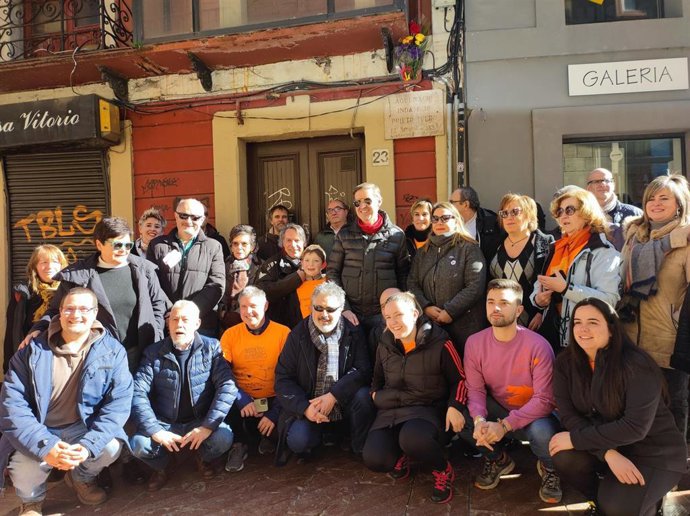 El candidato socialista a la Alcaldía de Oviedo, Carlos Fernández Llaneza, y miembros de la AMSO realizan una ofrenda floral en conmemoración del fallecimiento de Indalecio Prieto en la calle Magdalena frente a la placa en su memoria.