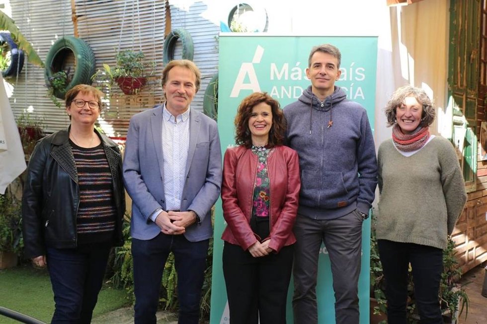 La presidenta de Más País Andalucía y portavoz adjunta de Por Andalucía, Esperanza Gómez, y el candidato a la Alcaldía de Sevilla, Fernando Pavón