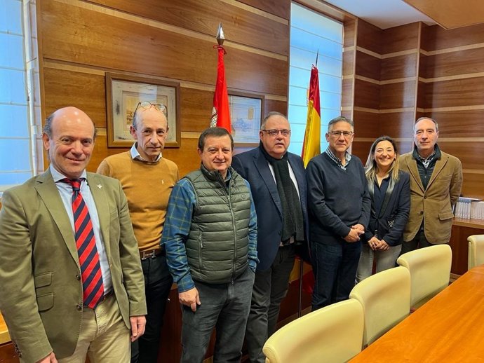 El Simecal en reunión con el consejero de Sanidad, Alejandro Vázquez; el viceconsejero de Asistencia Sanitaria, Jesús García-Cruces Méndez, y la directora general de Recursos Humanos, María Teresa Barroso Botrán en Valladolid