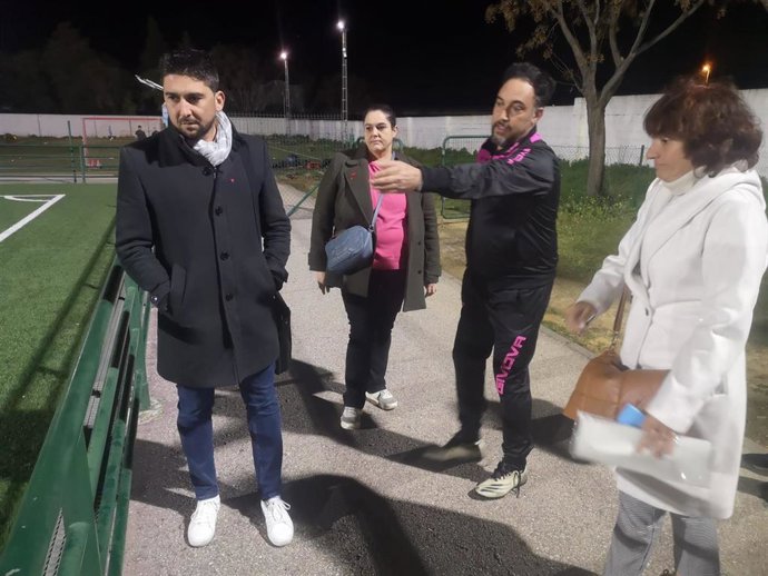 Sánchez visitado las instalaciones deportivas del Parque Alcosa junto a la familia y el entrenador del jugador de 14 años que sufrió un accidente en el terreno de juego.