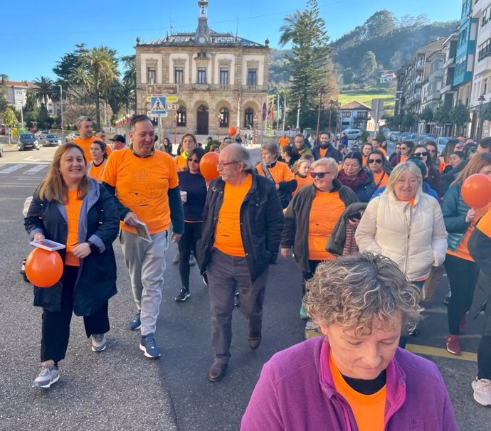 La consejera de Educación, Lydia Espina, durante su participación en la marcha contra el cáncel infantil organizada por la asociación Galbán en Villaviciosa