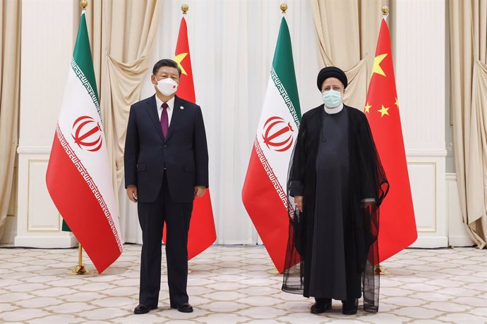 Archivo - HANDOUT - 16 September 2022, Uzbekistan, Samarkand: Chinese President Xi Jinping (L) receives his Iranian counterpart Ebrahim Raisi ahead of their joint meeting on the sidelines of the Shanghai Cooperation Organisation (SCO) summit. Photo: -/I