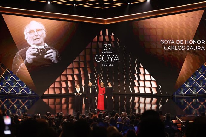 El hijo de Carlos Saura, Antonio; su mujer Eullia y su hija Anna, recogen el Goya de Honor 2023 por Carlos Saura, en la 37 edición de los Premios Goya a 11 de febrero de 2023, en Sevilla, Andalucía (España). 
