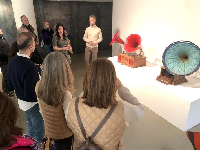 Los comisarios durante la visita guiada de este domingo.