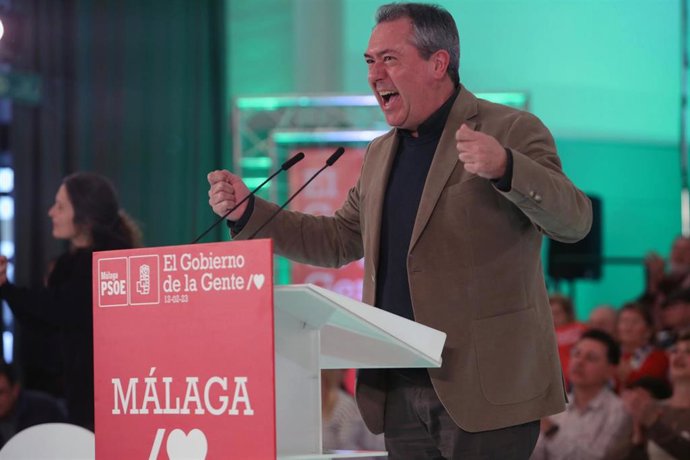 El presidente del Gobierno y secretario general del PSOE, Pedro Sánchez, y su homólogo en Andalucía, Juan Espadas, participan en el acto de presentación de la candidatura de Daniel Pérez, a la Alcaldía de la capital 