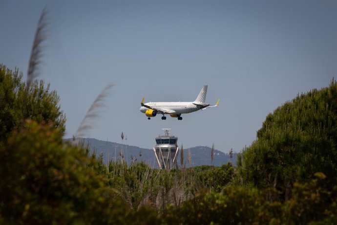 Archivo - Un avió sobrevola l'espai natural protegit de la Ricarda