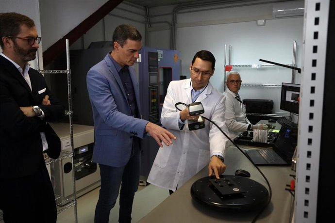 El presidente del Gobierno de España, Pedro Sánchez, durante la visita la sede de Clue Technologies, a 12 de febrero de 2023 en Málaga (Andalucía, España).