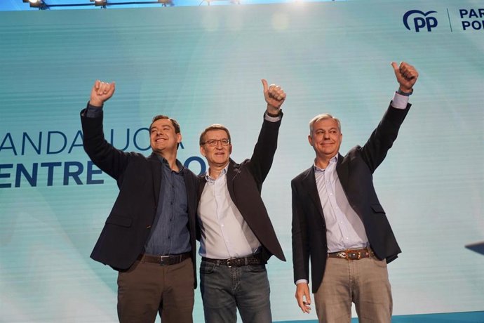 Archivo - El presidente del PP, Alberto Núñez Feijóo,  junto al presidente  Juanma Moreno, y el candidato popular a la Alcaldía de Sevilla, José Luis Sanz, saludan a los militantes durante el acto de presentación de candidatos de la formación.