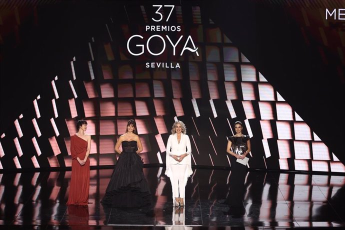(I-D) Las actrices de 'Belle Époque', Penélope Cruz; Maribel Verdú; Miriam Díaz-Aroca y Ariadna Gil, entregan el Goya a mejor película, en la 37 edición de los Premios Goya, en el Palacio de Congresos y Exposiciones FIBES, a 11 de febrero de 2023, en Se