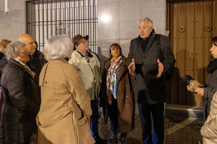 El candidato de CS a la Alcaldía de Sevilla, Miguel Ángel Aumesquet, se reúne con vecinos de Retiro Obrero.