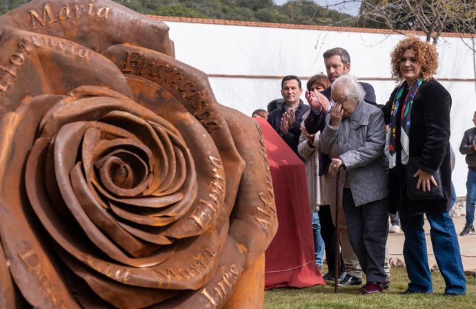Descubrimiento de una escultura en el cementerio de Higuera de la Sierra en homenaje a las víctimas del franquismo