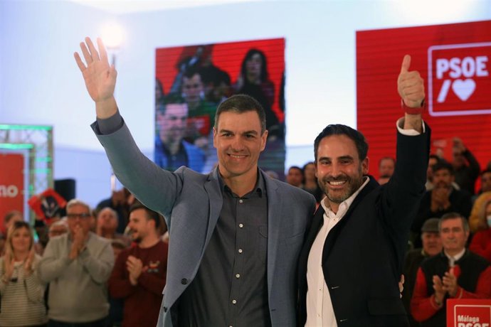 El presidente del Gobierno de España y secretario general del PSOE, Pedro Sánchez, (i) y el candidato del PSOE a la alcaldía de Málaga, Daniel Pérez en Málaga 
