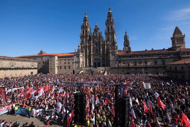 Decenas de miles de personas se manifiestan en la Plaza del Obradoiro, en Santiago de Compostela, por la sanidad pública.
