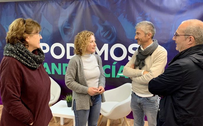 La candidata de Podemos-IU a la Alcaldía de Sevilla, Susana Hornillo, se reúne con representantes del sector del taxi.