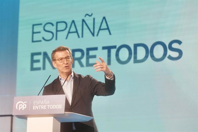 Archivo - El presidente del Partido Popular, Alberto Núñez Feijóo, interviene durante el acto de presentación de los candidatos a los municipios de más de 20.000 habitantes de Andalucía. 