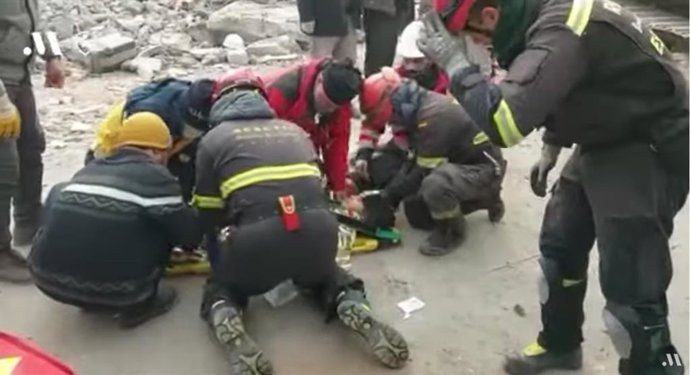 Bomberos del CPB que forman parte del equipo de Bomberos Unidos Sin Fronteras rescatan a una familia en Turquía