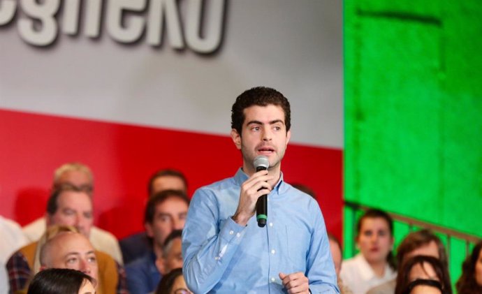 El alcalde de Alsasua, Javier Ollo, interviene en el acto del PNV de presentación de sus candidatos locales a las próximas elecciones