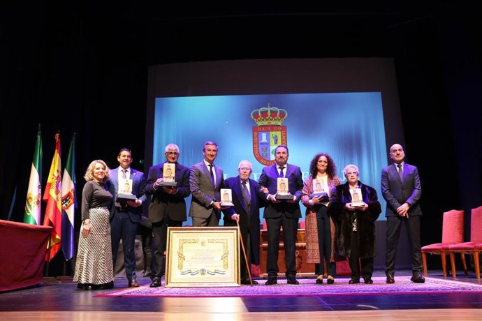 El alcalde, con los vecinos que han recibido un reconocimiento en la primera gala de homenaje a saltereños más ilustres.