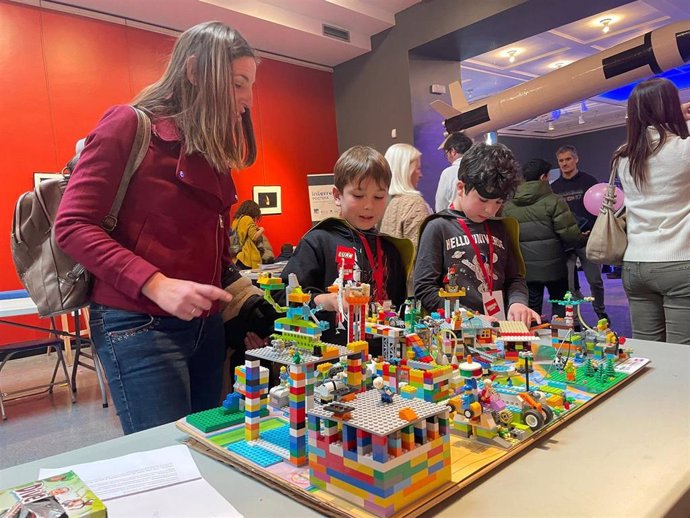 Los participantes muestran sus proyectos en la clausura del torneo FIRST LEGO League